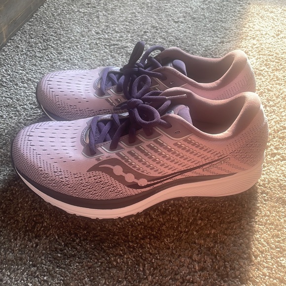 Saucony tennis shoes - Picture 3 of 4